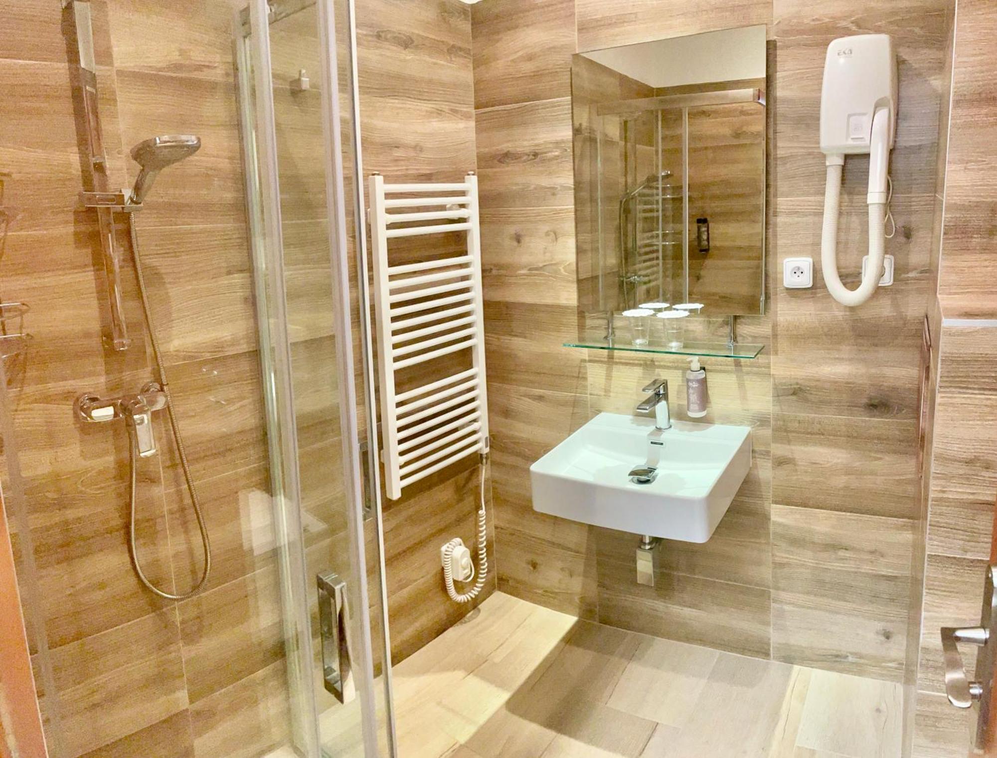 Hotel Atlas Бенешов Екстериор снимка