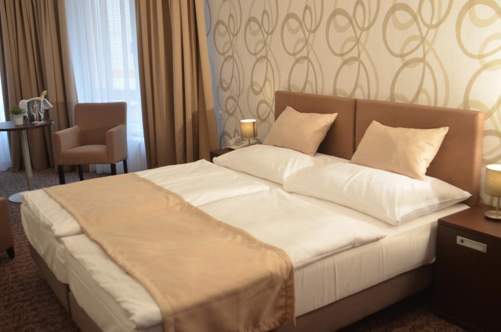 Hotel Atlas Бенешов Екстериор снимка